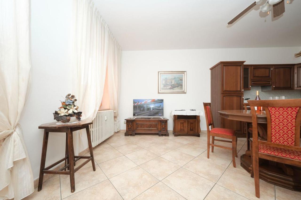 Appartamento Floriana デセンツァーノ・デル・ガルダ エクステリア 写真
